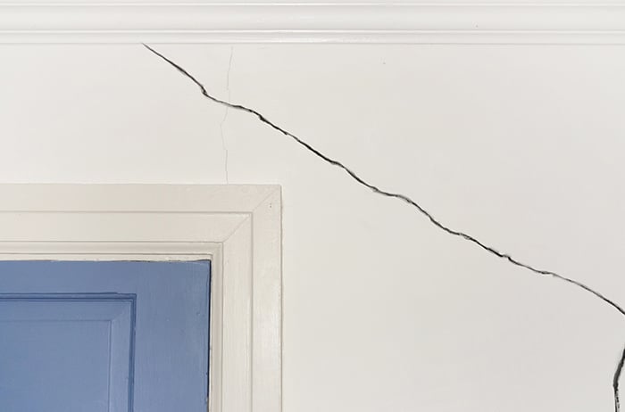 Can hot, dry weather increase the risk of plasterboard cracks?